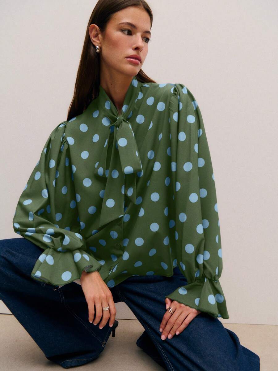Nöista Vừa tinh nghịch lại vừa thanh lịch, chiếc áo kiểu chấm bi nhẹ nhàng với điểm nhấn là chiếc nơ nổi bật rất phù hợp cho các bữa tiệc hoặc bữa tối thân mật. Một chiếc áo thời trang dành cho những phụ nữ yêu thích họa tiết với phong cách hiện đại. - Màu xanh Ô liu - Xem 1
