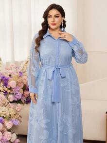 Modelyn Robe élégante et romantique pour femmes grandes tailles, avec laçage à la taille, manches longues, maille ajourée et broderie - Bleu azur - Voir 6