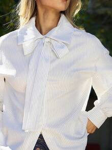 2026 Camisa de manga larga con botones, cuello de marinero y lazo delantero, tejida a rayas de seersucker - Blanco - Ver 5