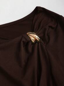 Sweetra 复古美式设计不对称肩部T恤，修身时尚女式秋季T恤 - 咖啡棕 - 查看 7
