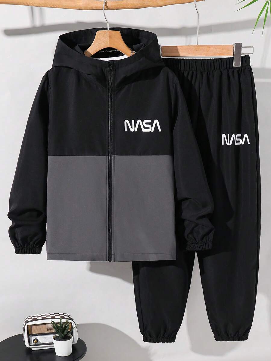 SHEIN Set de 2 piezas de chaqueta con capucha y pantalones deportivos informales con gráficos y colores contrastantes para niño preadolescente, adecuado para ir y venir, la escuela, uso casual, viajes, deportes, otoño/invierno - Negro - Ver 1