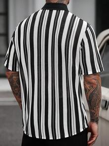 Manfinity CasualCool 休闲时尚百搭夏季男士短袖纽扣衬衫，黑白条纹衬衫，纹理衬衫，短袖纽扣衬衫，男士秋季户外服装，2025年男士秋季服装，新款秋季衬衫是一款百搭的秋季外出衬衫，适合各种场合，例如通勤、休闲约会、周末旅行、户外活动、旅行探险、轻松的工作环境或半正式场合，男友/丈夫礼物，周年纪念/生日礼物，派对、夏季假期、新年、婚礼、情人节，黑白条纹针织网眼面料，男士衬衫 - 黑與白 - 查看 3