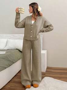 EURMUSE Bộ đồ len hai mảnh cổ chữ V tay dài đính nút ngọc trai cho nữ và quần dài - Màu nâu  Mocha - Xem 1