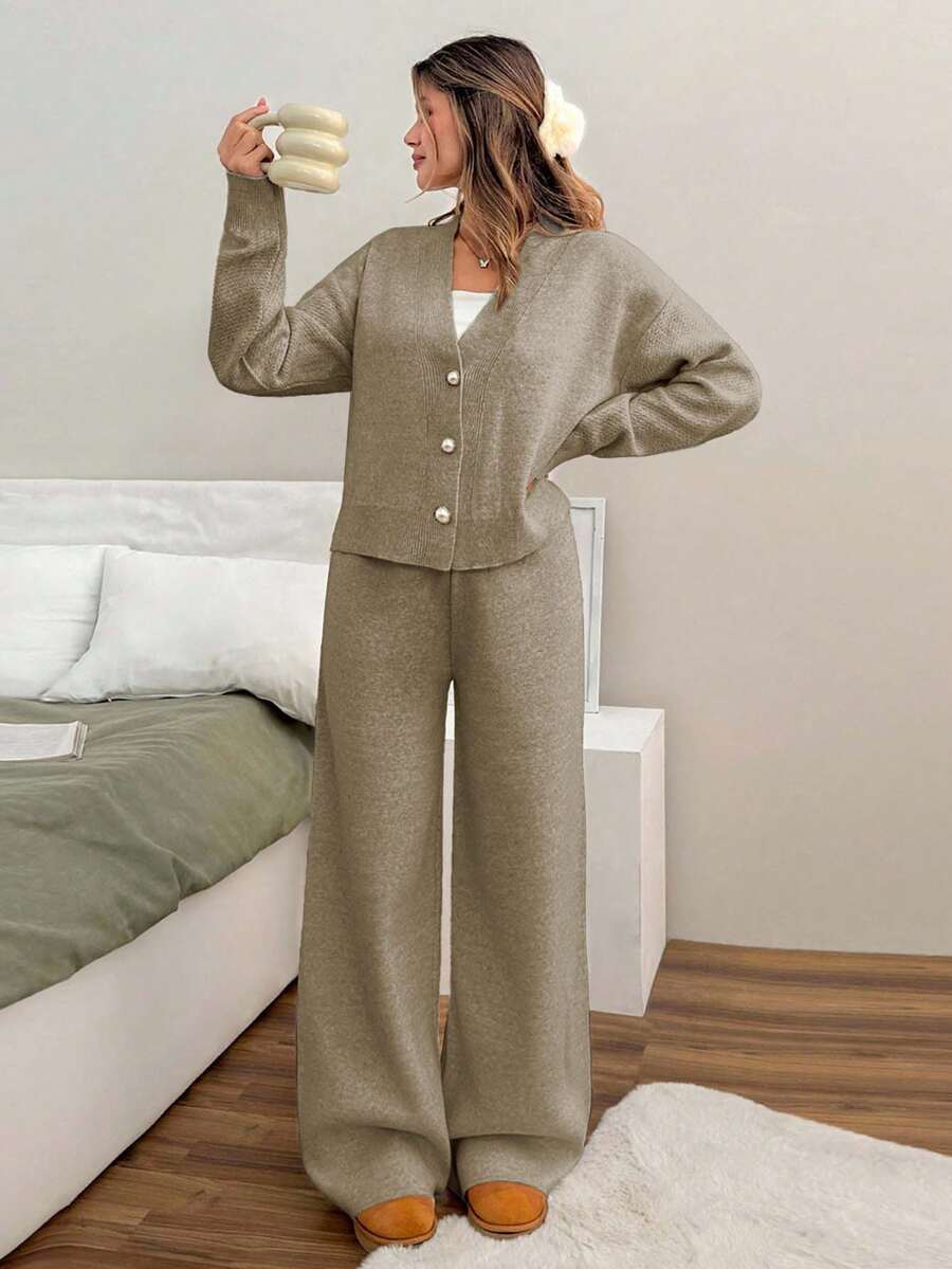 EURMUSE Bộ đồ len hai mảnh cổ chữ V tay dài đính nút ngọc trai cho nữ và quần dài - Màu nâu  Mocha - Xem 1