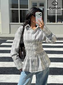 Siren Gaze 女士格子衬衫，纽扣领口，纯棉长袖上衣，舒适百搭，日常穿着时尚。这款女士纯棉格子长袖衬衫，饰有褶皱荷叶边腰带，纽扣前襟设计，休闲百搭，格子图案，荷叶边下摆，商务休闲风格。 - 白色 - 查看 3