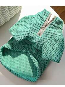 PETSIN 这款轻盈的涤纶面料宠物外套防风、保暖、透气且舒适，半拉链设计方便穿脱，合身时尚，简约帅气，适合狗狗、猫咪、斯芬克斯猫等各种猫咪，秋冬季室内外日常休闲散步玩耍皆宜，时尚保暖，是宠物衣橱的必备单品。 - 彩色 - 查看 17