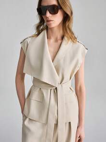 Ontre 2026春夏新款杏色斜纹布腰带短袖马甲，优雅婚礼宾客装扮，简约浪漫法式奢华都市时尚商务休闲办公服饰，低调奢华质感高端品质机场、邮轮、中东活动必备单品，百搭季节性女士西装外套 - 杏色 - 查看 2