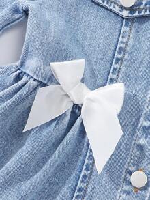 Elladie kids 1 Piece Of Toddler Girls' 2026 Spring/Autumn New Arrival Sweet Bow Denim Dress Soft Cotton-Blend Denim Fabric Light Blue Washed Finish Turn-Down Collar Long Sleeve Design Single-Breasted Front Closure 3D Bow Embellishments On Skirt A-Line Hem Kindergarten Daily Outfit Family Gathering Photo Park Spring Outing Holiday Party Kids' Fashion Sweet Style - Light Wash - View 5