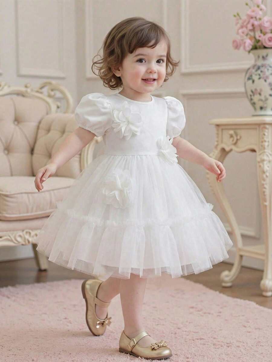Souflis Souflis 2026新款夏季女童梦幻白色网纱公主裙,纯白色调搭配3D立体花朵装饰,泡泡袖设计更显柔美可爱,多层网纱裙摆蓬松灵动,尽显温柔公主气质,后背按扣设计方便穿脱,适合日常外出、亲子合影、百日庆典、生日派对、婚礼花童等场合。 - 白色 - 查看 1
