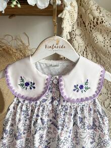 SHEIN Genkimix Kids Đầm hè thời trang thường ngày mới cho bé gái, có họa tiết hoa thêu trên thân trước, thiết kế cổ áo lượn sóng màu tím, kết hợp với áo vest không tay in kỹ thuật số hoa màu tím, đầm trắng cài nút phía trước, phù hợp cho bé gái dễ thương, phong cách nghỉ mát. Đầm ngắn màu tím nhạt với cổ áo Peter Pan và họa tiết hoa, đầm bé gái, đầm không tay cổ áo Peter Pan in hoa màu tím cho bé gái đi nghỉ mát. Trang phục mùa hè. - Màu tím - Xem 4