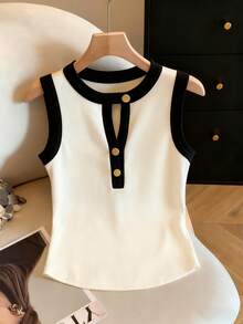 SHEIN Franclia 女士春夏撞色无袖修身背心，杏色和黑色拼接，百搭款式，成熟简约。撞色设计，领口纽扣，弹性面料，简约风格，适合日常工作和休闲场合。产品特点包括：女士无袖背心、撞色纽扣上衣、修身弹力背心、日常可爱无袖上衣、优雅女士无袖上衣。 - 彩色 - 查看 1