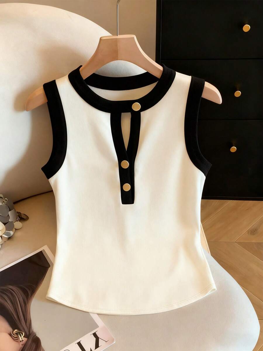 SHEIN Franclia 女士春夏撞色无袖修身背心，杏色和黑色拼接，百搭款式，成熟简约。撞色设计，领口纽扣，弹性面料，简约风格，适合日常工作和休闲场合。产品特点包括：女士无袖背心、撞色纽扣上衣、修身弹力背心、日常可爱无袖上衣、优雅女士无袖上衣。 - 彩色 - 查看 1