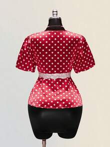 SHEIN ICON 加大码红白波点V领缎面衬衫，荷叶边袖甜美约会休闲上衣，情人节 - 紅白色 - 查看 2