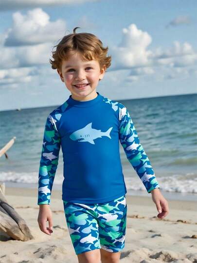 SHEIN Fantacosmos Conjunto de traje de baño con camiseta de protección solar de manga larga con estampado de tiburón y shorts para niños, adecuado para la playa y la natación