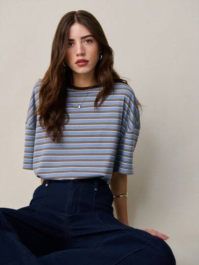 Nöista 条纹宽松短袖T恤，版型休闲，底色为柔和的雾面条纹。轻松休闲，是春夏穿搭和日常穿着的理想之选。