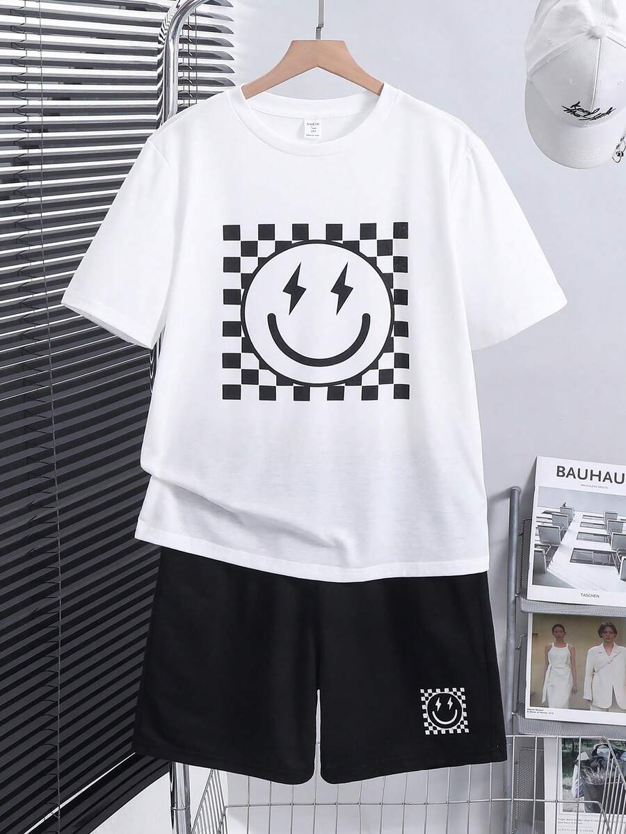 SHEIN 2件套青少年男童休闲简约笑脸图案圆领短袖衬衫和裤子套装,适合春夏季节、日常穿着、运动、郊游、上学、聚会、节日、拍照等场合。 - 黑與白 - 查看 1