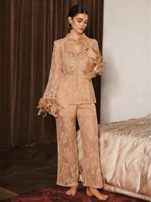 Slumberist مجموعة ملابس نوم من الدانتيل للنساء، أنيقة وفاخرة من قماش الدانتيل، بنطلون مع بطانة مضادة للتعرض، تصميم طوق فريد يبرز مظهر جذاب وأنيق - لون شمبانيي - مشاهدة 5