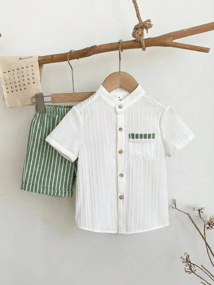 SHEIN 2 件套年轻男孩休闲运动学院纹理面料立领衬衫深棕色条纹短裤适合儿童服装、男孩服装、返校男孩套装、衬衫套装，适合生日派对、晚会、表演、婚礼、洗礼、返校仪式、日常生活、适合上学、适合旅行、适合运动、适合春夏季节。