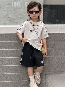 DAZY Bộ đồ mùa hè cho bé trai, phong cách thường ngày năng động, in chữ, phối sọc tương phản, gồm áo thun ngắn tay và quần short, thích hợp đi làm hàng ngày. - trắng - Xem 3