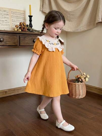 SHEIN Vintaside Kids 1件女婴舒适优雅常规厚度圆领撞色荷叶边下摆可爱花卉刺绣A字基本款短袖松紧腰时尚百搭连衣裙，适合春夏休闲、户外、旅行、上学和日常穿着