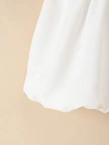 SHEIN Genkimix Kids 少女夏季休闲时尚新款连衣裙，白色蕾丝蝴蝶结装饰前襟，白色串珠上衣，浅蓝色罗纹针织无袖圆领，白色梭织面料连衣裙，优雅舒适，适合日常穿着、外出、聚会、度假、春夏穿着。 - 藍色 - 查看 5