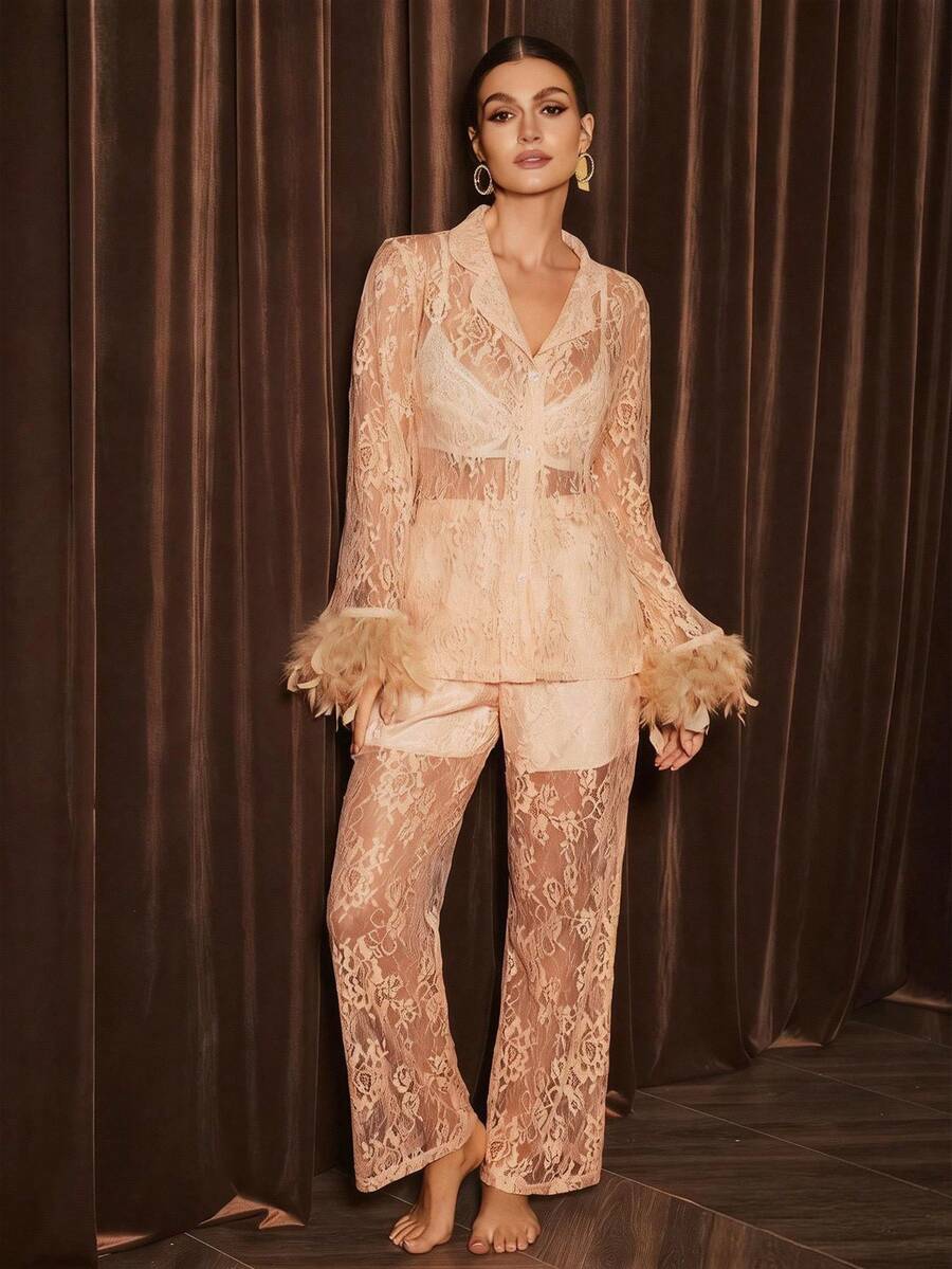 Slumberist مجموعة ملابس نوم من الدانتيل للنساء، أنيقة وفاخرة من قماش الدانتيل، بنطلون مع بطانة مضادة للتعرض، تصميم طوق فريد يبرز مظهر جذاب وأنيق - لون شمبانيي - مشاهدة 1