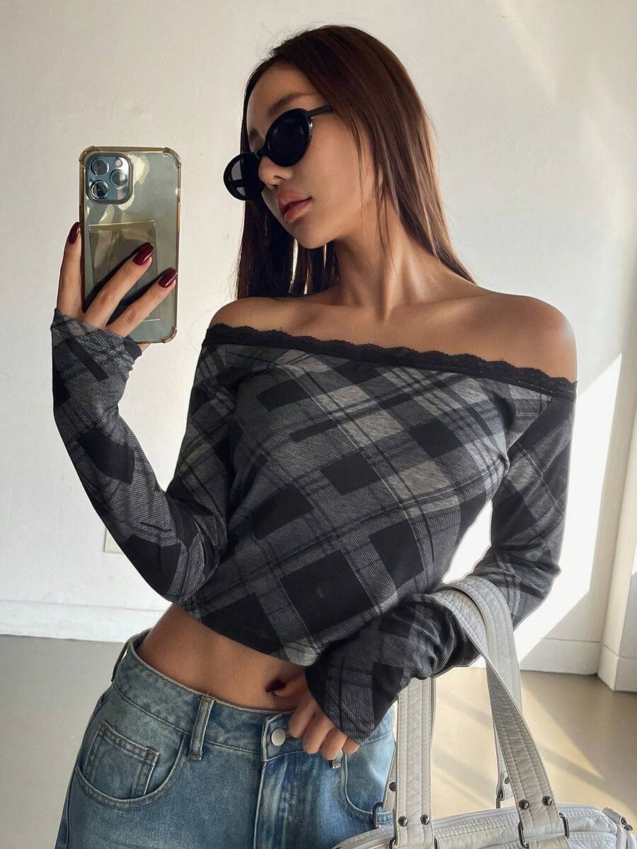 DAZY 1 chiếc áo thun nữ tay dài, trễ vai, ôm sát, họa tiết kẻ caro phối ren tương phản, kiểu dáng thời trang. - Xám - Xem 1