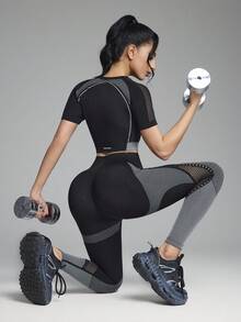 Innovista Innovista 女士撞色插肩短袖露脐T恤和紧身裤无缝运动套装 - 黑與白 - 查看 8