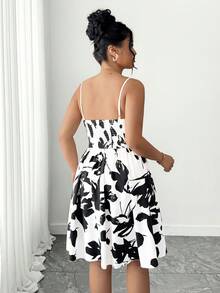 Elenzga 大码花卉拼接针织缎面连衣裙，饰有蝴蝶结，A字型腰线可调节细肩带及膝连衣裙，优雅百搭，适合通勤、外出、约会、派对、度假等场合。 - 黑與白 - 查看 2