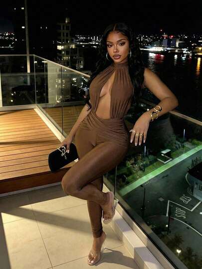 Slaydiva Nieuwe lente/zomer sexy, trendy bruine slim fit jumpsuit met open rug, halternek en mouwen, perfect voor een date. Ideaal voor Valentijnsdag, dates, feestjes, bijeenkomsten, vakanties, concerten, sexy clubs, nachtclubs, dagelijkse uitjes, Oud en Nieuw, feestelijkheden, brunch, vakanties, bruiloften en als outfit voor gasten. Ook geschikt voor het trouwseizoen.