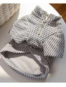 PETSIN 这款轻盈的涤纶面料宠物外套防风、保暖、透气且舒适，半拉链设计方便穿脱，合身时尚，简约帅气，适合狗狗、猫咪、斯芬克斯猫等各种猫咪，秋冬季室内外日常休闲散步玩耍皆宜，时尚保暖，是宠物衣橱的必备单品。 - 彩色 - 查看 32