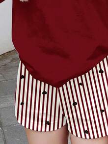 酒红色可爱复古迷你爱心印花图案条纹T恤，时尚别致，红色爱心图案，撞色领街头风，Y2K风格红色爱心图案T恤，复古撞色设计，百搭叠穿单品，适合学校街头休闲穿着，少女休闲简约短袖上衣短裤套装，夏季必备 - 彩色 - 查看 2