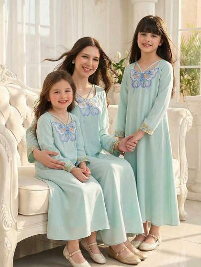 SHEIN Young Girl Blue & White Floral Retro Print Dress, Abaya Style With Blue Floral Trim Collar And Cuffs, Fashionable Casual Wear, Suitable For Spring And Summer