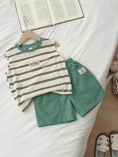 SHEIN Set de 2 piezas de top sin mangas con estampado de rayas y shorts de unicolor, cómodo y versátil para niños pequeños