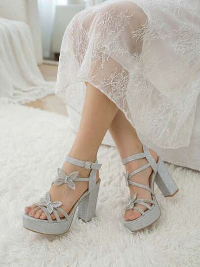 Sandalias de tacón ancho para mujer en color negro con aplicación de flores brillantes