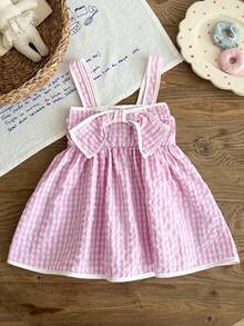 SHEIN 这款女婴夏季粉色格子纹理面料吊带连衣裙，胸前饰有大型立体蝴蝶结，是度假的完美之选。 - 粉色 - 查看 3