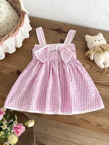 SHEIN 这款女婴夏季粉色格子纹理面料吊带连衣裙，胸前饰有大型立体蝴蝶结，是度假的完美之选。 - 粉色 - 查看 5