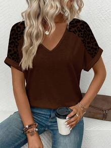EMERY ROSE 女士新款豹纹V领短袖T恤，时尚 - 咖啡棕 - 查看 3