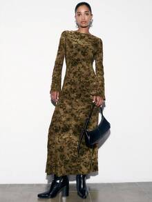 Nöista 这款长袖丝绒连衣裙采用丰富的面料，饰有柔软的花卉烧花纹理，修身剪裁，尽显优雅气质。无论是派对、休闲晚餐还是正式场合，它都能完美胜任，为女性的休闲时尚增添温暖而喜庆的魅力。 - 棕色 - 查看 5