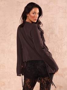 SHEIN Glamour 优雅度假休闲荷叶边拼接V领前系蝴蝶结长袖女式衬衫，适合海滩度假、户外活动穿着，巧克力棕色上衣，西部风格蕾丝女式哈瓦那之夜牛仔女装 - 棕色 - 查看 2