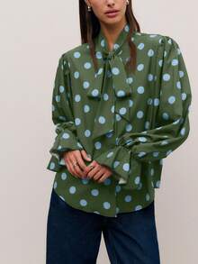 Nöista Vừa tinh nghịch lại vừa thanh lịch, chiếc áo kiểu chấm bi nhẹ nhàng với điểm nhấn là chiếc nơ nổi bật rất phù hợp cho các bữa tiệc hoặc bữa tối thân mật. Một chiếc áo thời trang dành cho những phụ nữ yêu thích họa tiết với phong cách hiện đại. - Màu xanh Ô liu - Xem 3
