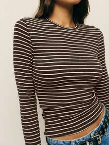 Nöista Áo thun dài tay cổ tròn kẻ sọc, ôm dáng, chất liệu gân. Lý tưởng cho tủ đồ chuyển mùa: Phối cùng quần jeans cạp cao và thắt lưng có khuy kim loại để tạo vẻ ngoài cá tính thường ngày, hoặc sơ vin vào chân váy và khoác thêm áo blazer để dễ dàng phối đồ từ ngày đến đêm. - Cà phê nâu - Xem 3