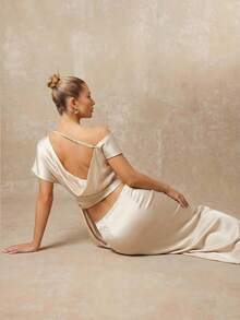 Lumalex 现代简约设计奶油色套装：不对称肩部褶皱腰部露背系带上衣搭配垂坠修身鱼尾裙，采用舒适、光滑、亲肤的缎面面料，优雅得体，适合办公室穿着，也适合多种场合，例如家庭聚会、时尚庆典、春假或暑假，从白天到夜晚，日常休闲穿着皆宜。 - 杏色 - 查看 2