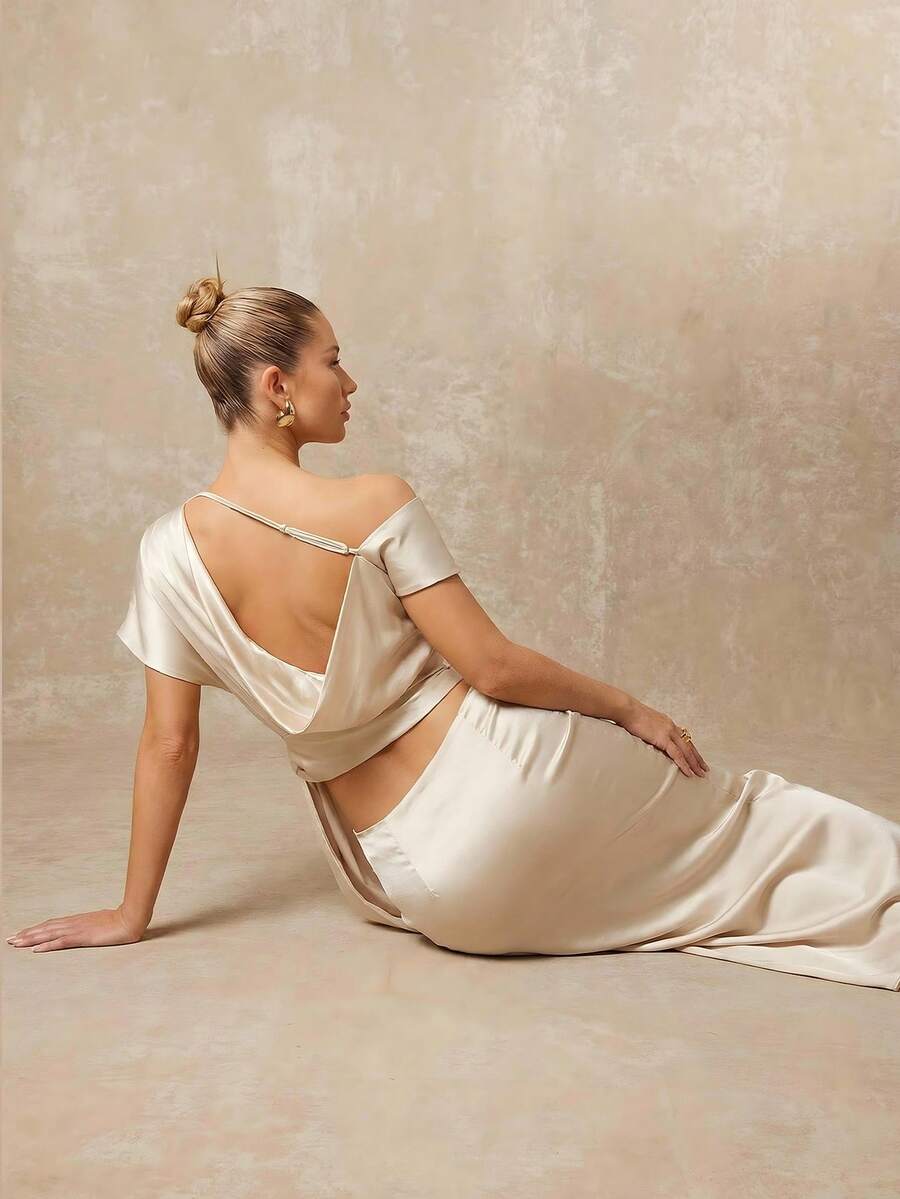 Lumalex 现代简约设计奶油色套装：不对称肩部褶皱腰部露背系带上衣搭配垂坠修身鱼尾裙，采用舒适、光滑、亲肤的缎面面料，优雅得体，适合办公室穿着，也适合多种场合，例如家庭聚会、时尚庆典、春假或暑假，从白天到夜晚，日常休闲穿着皆宜。