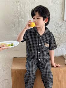 SHEIN 2件套男童舒适休闲小熊图案格子短袖开衫和长裤睡衣套装，家居服，男童礼物 - 彩色 - 查看 4