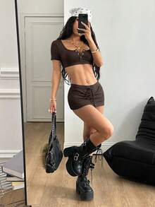 Coolane Setelan Dua Potong Wanita Musim Panas Kasual untuk Malam Hari, Warna Cokelat Tua Gaya Y2K, Kaos Crop Slim Fit dengan Kancing Depan dan Rok Mini Pinggang Rendah dengan Pakaian Dalam, Pakaian untuk Pesta Rave - Coklat - View 2