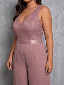 SHEIN Belle 大码女装春夏新款淡粉色蕾丝连体裤，缎面腰带，适合浪漫约会、优雅聚会、情人节装扮、旅行度假、城市漫步、浪漫婚礼季等场合，以及各种场合：奢华优雅的时尚风格，简约时尚的大码女装。 - 粉色 - 查看 5