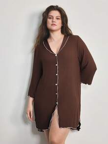 Ocili Camisola plus size canelada, confortável, com gola babado e botões em formato de concha. - Castanho Café - Ver 6