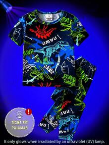 Conjunto de pijama de manga corta ajustado que brilla en la oscuridad con gráfico de dinosaurio y neón para niño pequeño, estampado aleatorio - Multicolor - Ver 8