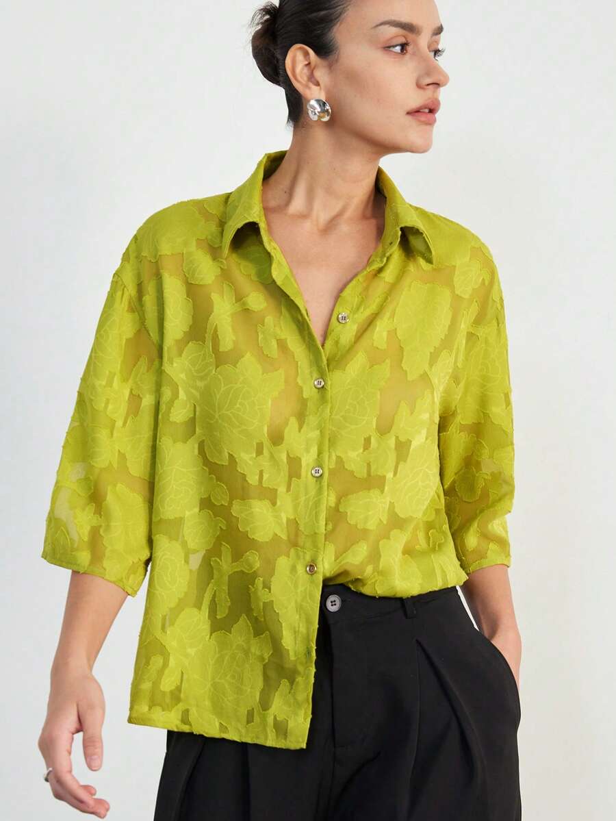 Aveloria Modichic 浪漫花卉提花刺绣薄纱衬衫，宽松休闲百搭优雅风格，适合工作、休闲、春秋季穿着，翻领，半袖，宽松版型，丝滑面料。主要特点：刺绣上衣，轻薄薄纱衬衫，丝滑质感，夏季必备，欧美流行，轻盈柔软，休闲百搭，优雅舒适。宽松休闲镂空领单排扣半袖衬衫，亮绿色衬衫，绿色衬衫，女士纽扣衬衫，绿色衬衫，夏季女式衬衫 - 綠色 - 查看 1